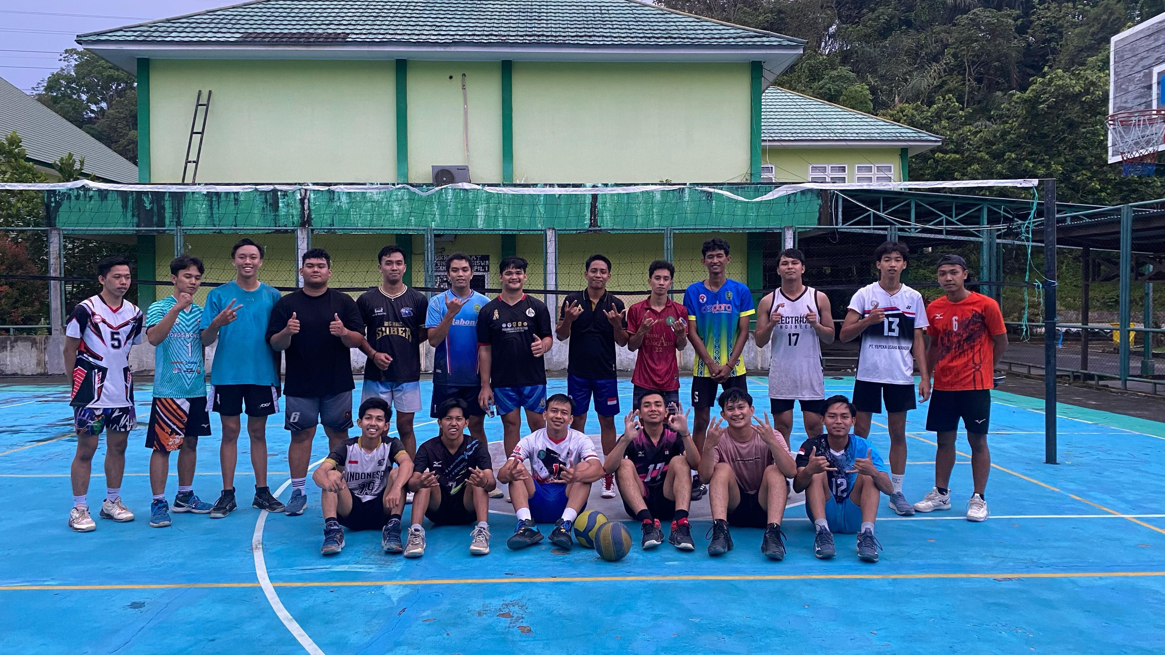 foto bersama setelah latihan rutin basket